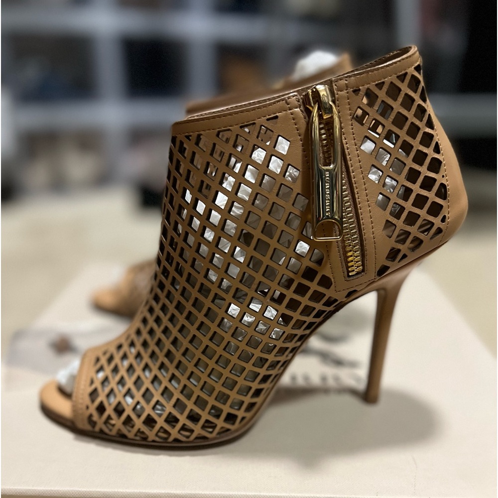 Burberry peep toe heels - Picture 2 of 6